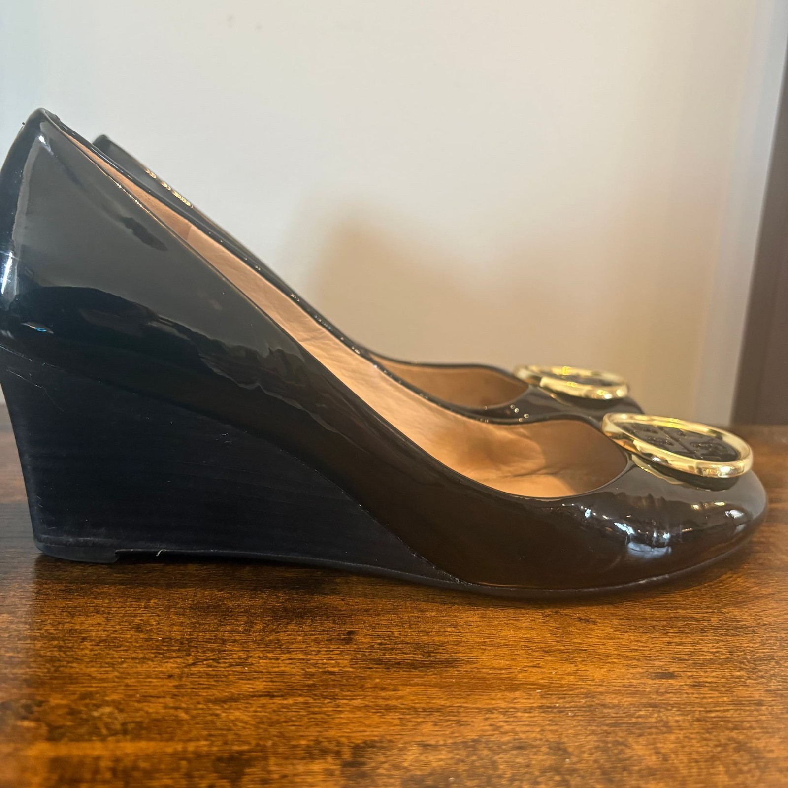 Tory Burch Black Patent Logo Wedge Pumps Size 7.5 Classic Heels thumbnail 6