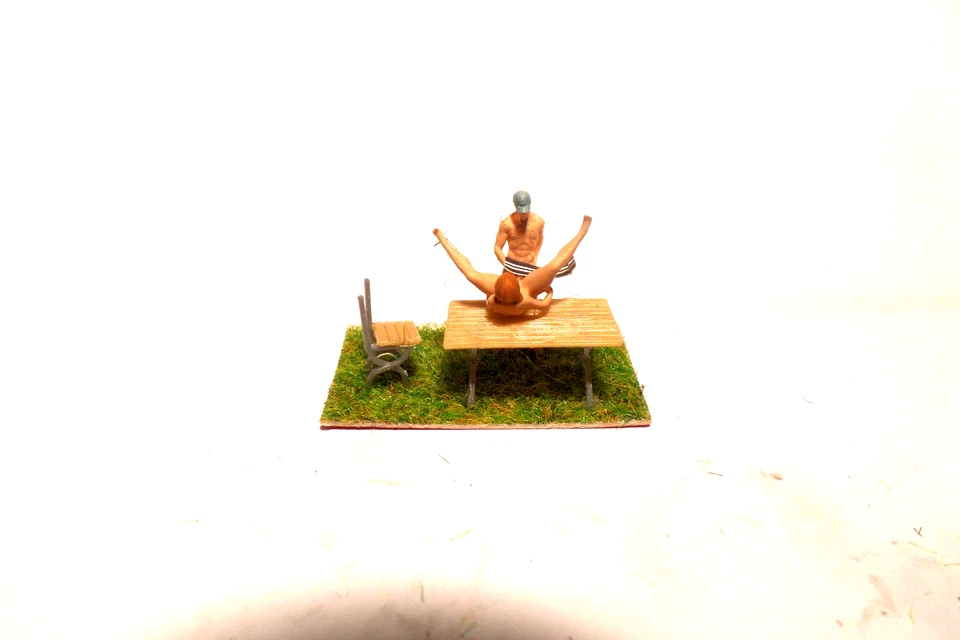 1:87 sexy Diorama-Liebe auf dem Gartentisch (309)