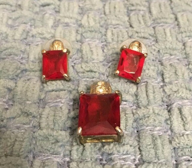 Beautiful Costume Jewelry Set W Red Stones In Earrings and Matching