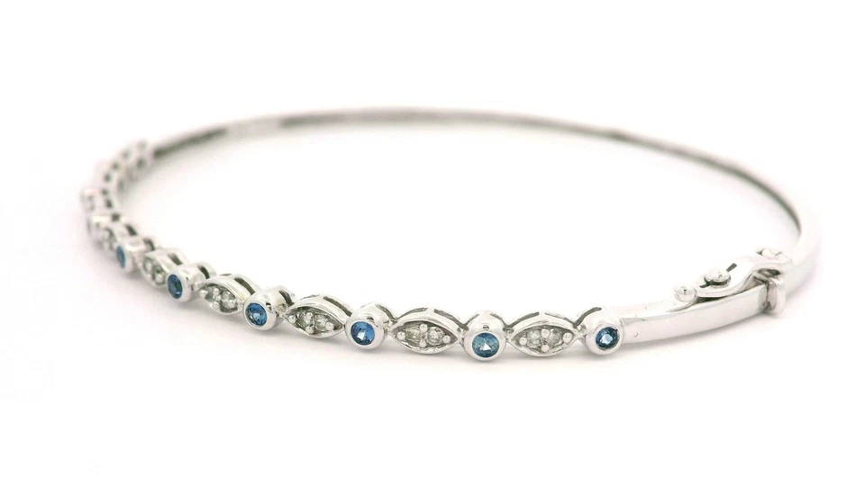 Brazalete brazalete con bisagras de oro blanco de 14 k de 0,30 quilates con zafiros y diamantes delicados Foto 3 de 4