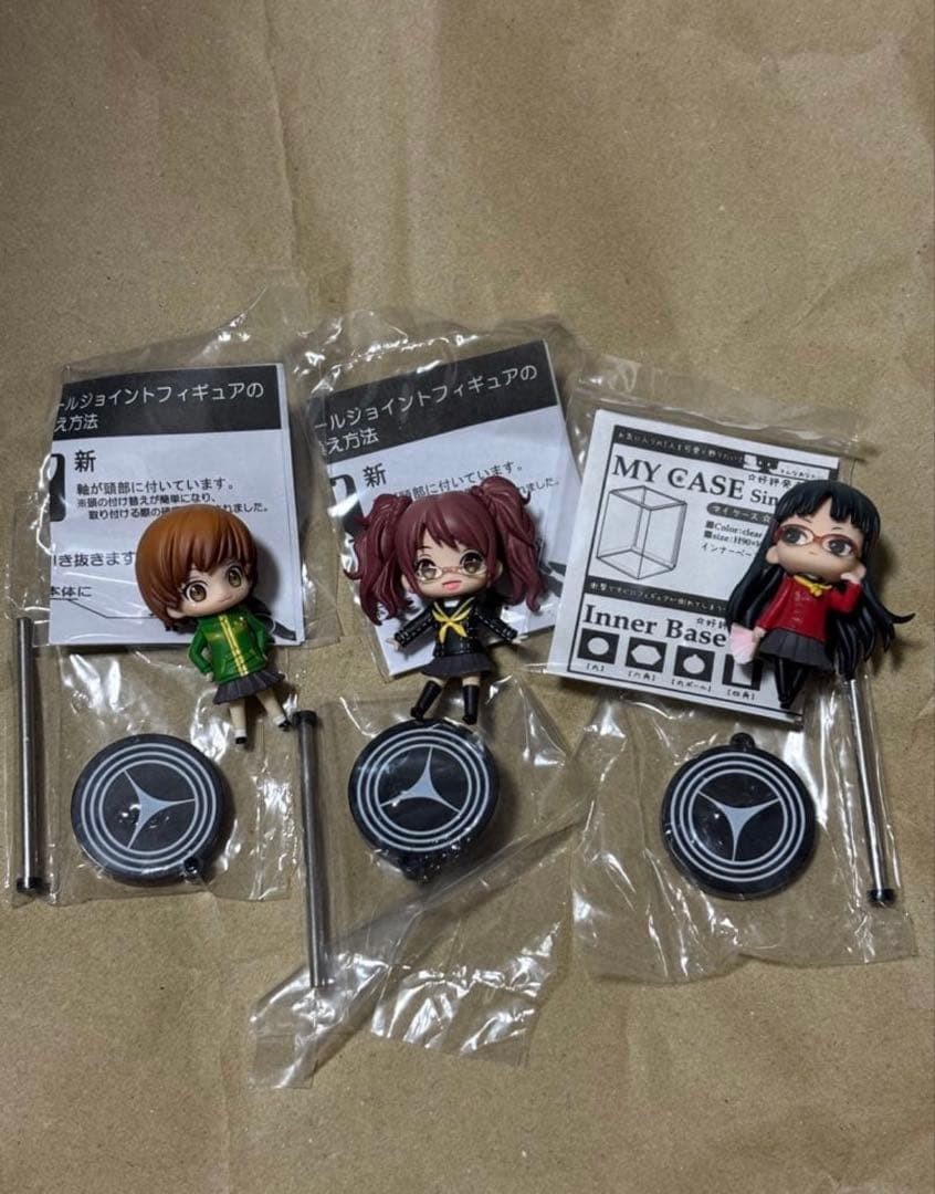 Figura Grande Persona 4 Una Moneda Colección Yukiko Amagi Chie Satonaka Kujikawa