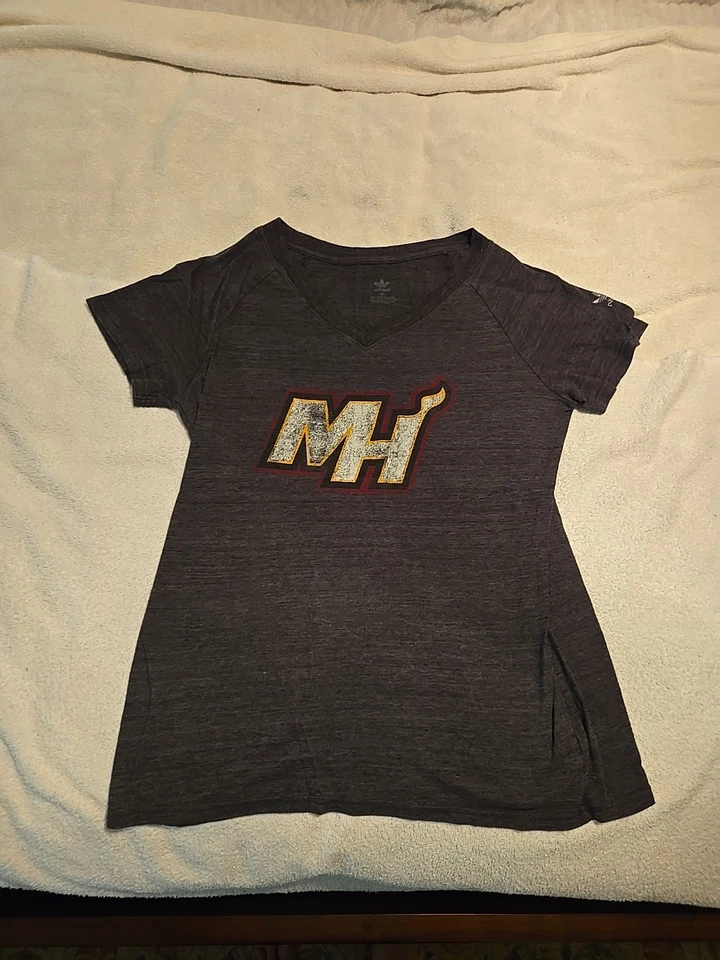 NBA Miami Heat. Camiseta de mujer Adidas cuello en V manga corta. Talla XL Foto 2 de 4