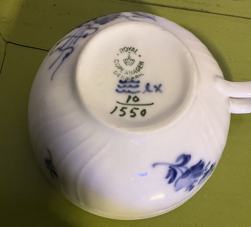 2 Royal Copenhagen Blue Flowers Curved 1550 Tea Cups Teacups - Picture 6 of 6