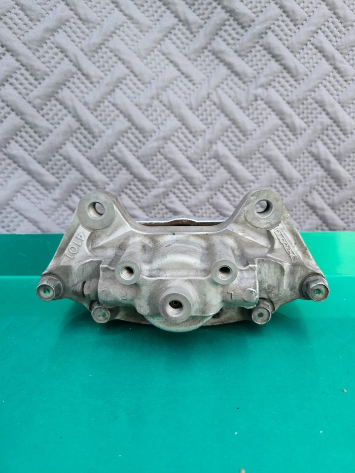 Pinza de freno lado derecho pasajero trasero Infiniti Q70 Q70L 2015-19 OEM Foto 3 de 4