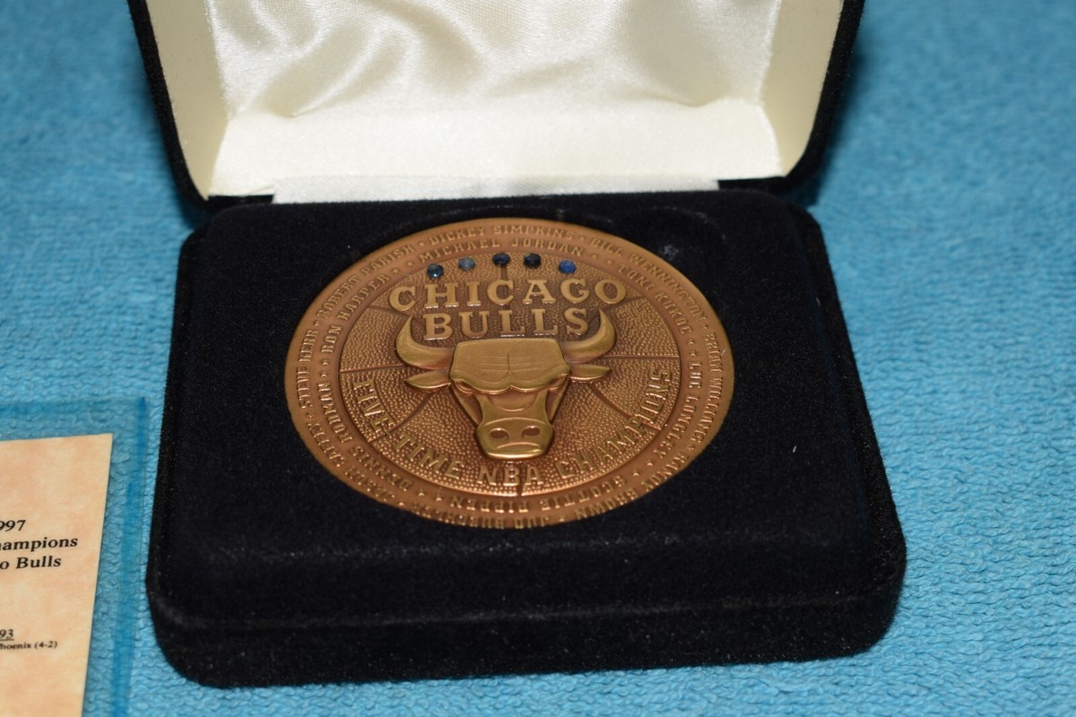 Chicago Bulls 5 Time NBA Champions記念バッチ The Highland Mint Chicago Bulls 5-Time Champions 940/1500 Bronze