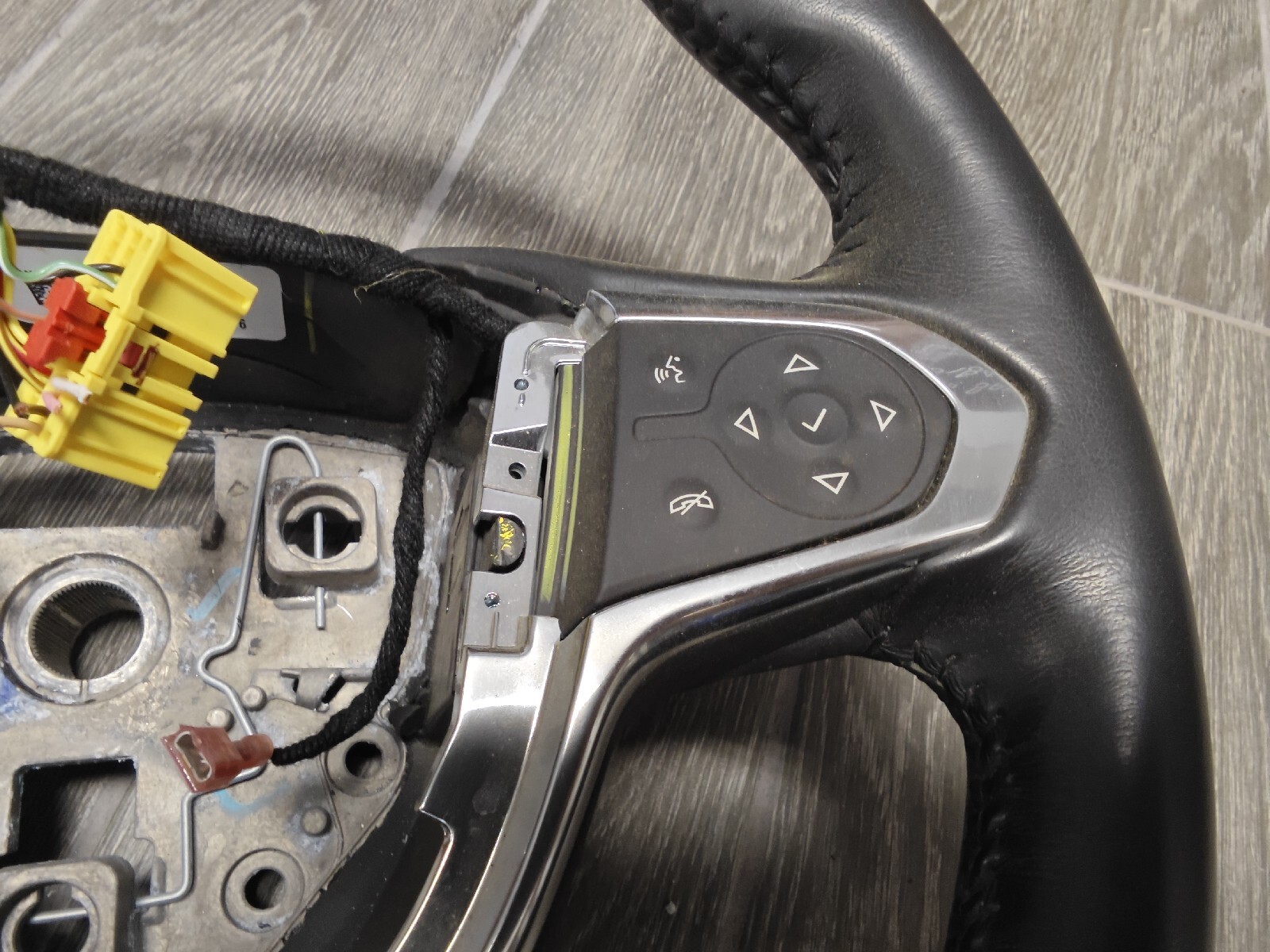 20182021 CHEVROLET TRAVERSE STEERING WHEEL LEATHER BLACK OEM WITH