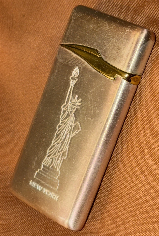 Unbranded Statue Of Liberty New York Engraved Lighter -Lights But Needs Fuel. - Image 2 of 4