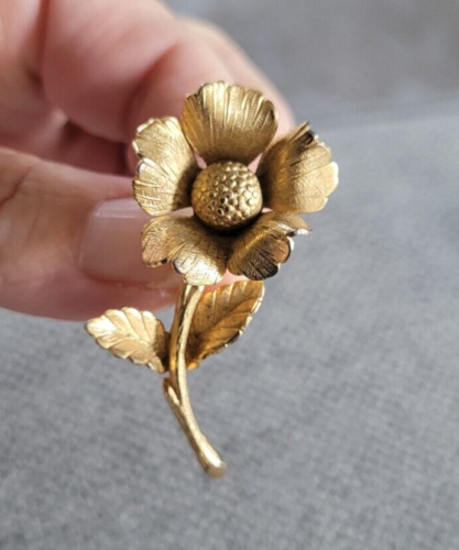 Vintage Giovanni Gold Tone Flower Brooch Pin Signe