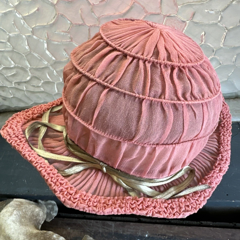 Antique 1920s Pink Silk Chiffon Ruched Gold Lamé Headpiece Cloche Hat Vintage - Image 3 of 4