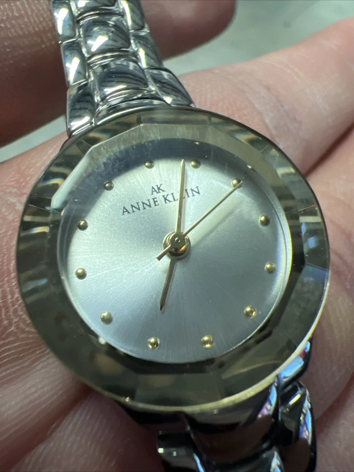 Reloj Anne Klein 10/7425 V121E Silvertone y correa metálica. Foto 2 de 4