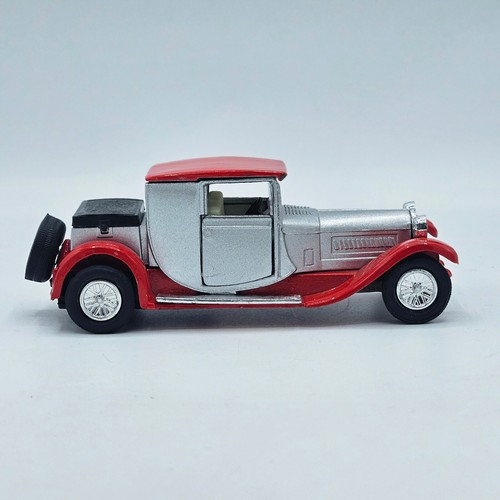1928 Bugatti Type 44 SS-301 Y-24 Red/Silver Friction car - Picture 7 of 10
