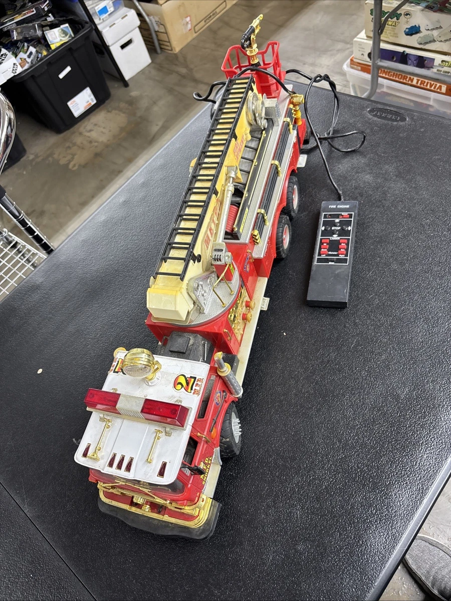 J Toy - Jouet en étain - Snorkel-Rescue Fire Engine ref 2002