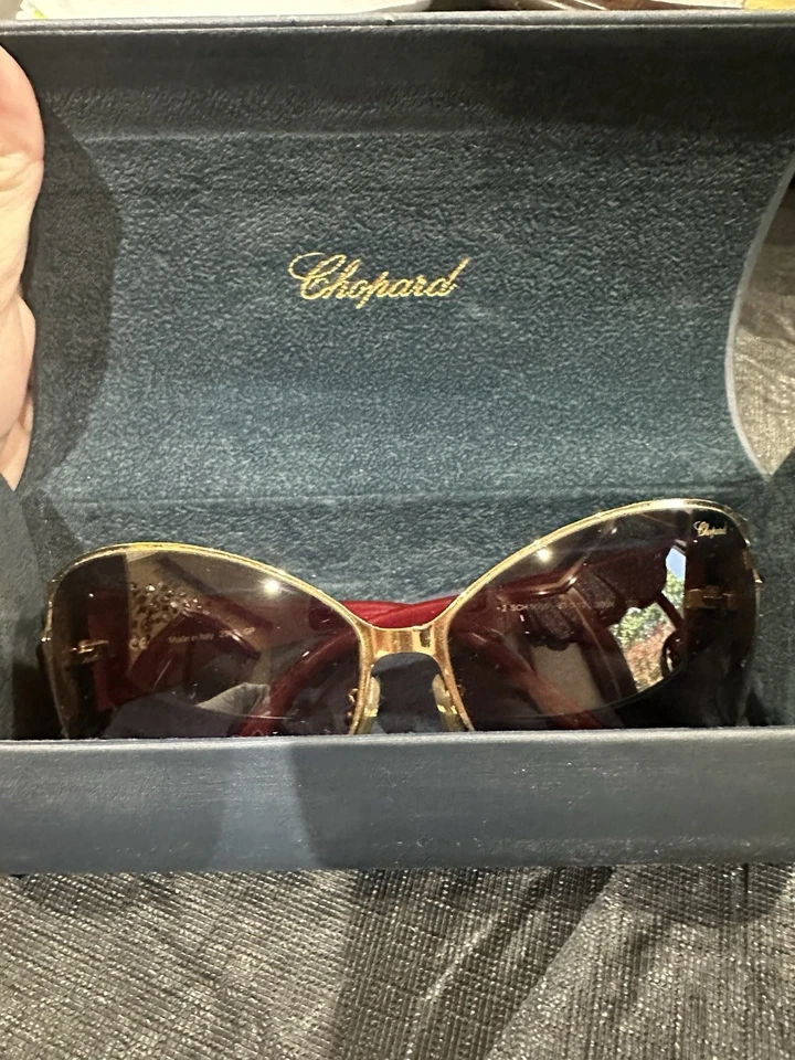 Gafas de sol rectangulares Chopard para mujer doradas y rojas SCH 90OS 300X Foto 2 de 4
