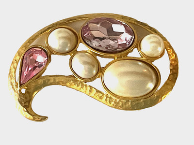 VTG 80 s Marked TAT Glass Faux Pearls Facet Pink Lucite Paisley Comma Brooch