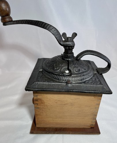 VINTAGE KAFFEEMÜHLE SCHWALBENSCHWANZHOLZ MIT SCHUBLADE & VERZIERTES GUSSEISEN TOP - Bild 6 von 10