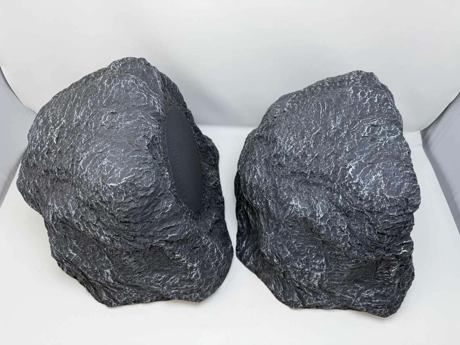 Pair of Innovative Technology ITSBO-513P5 Bluetooth Rock Speakers