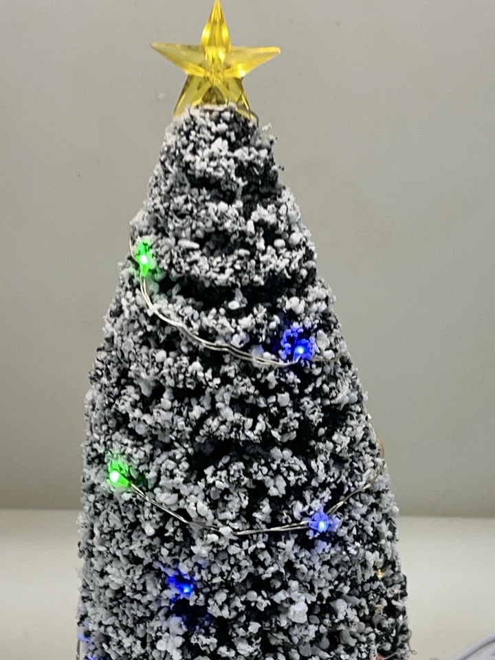"Árbol de Navidad iluminado y flocado Lemax con caja de batería de 9"" de alto" Foto 2 de 4