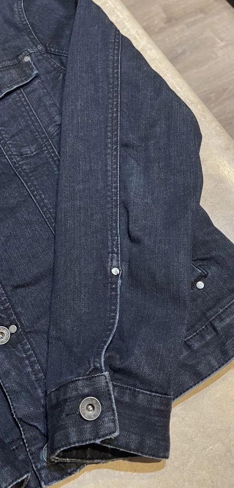 Chaqueta de mezclilla John Varvatos para hombre mediana clásica camionero bolsillos abotonados índigo Foto 2 de 4