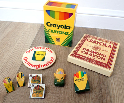 LOT VINTAGE CRAYOLA CRAYONS NIGHT LIGHT PIN BUTTON ADVERTSING BINNEY SMITH GOLD