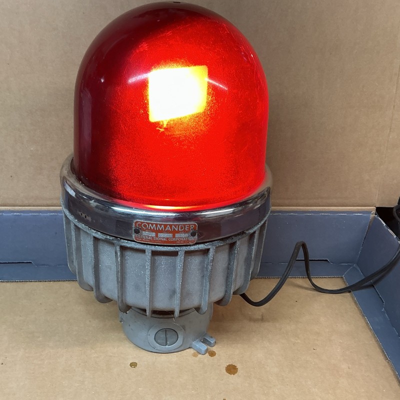 FEDERAL SIGNAL CORP. COMMANDER 120 VOLT FLASHING RED LIGHT GOOD WORKING ORDER