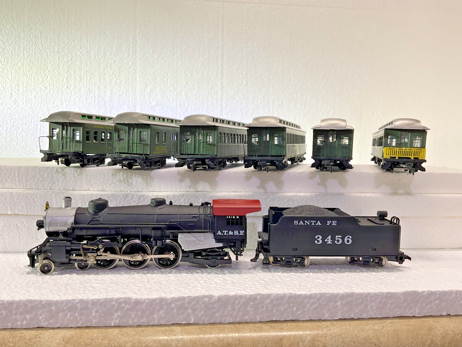 Model Power HO 4-6-2 Steam Locomotive A.T. & S.F. #3456 with 6 Passenger Cars