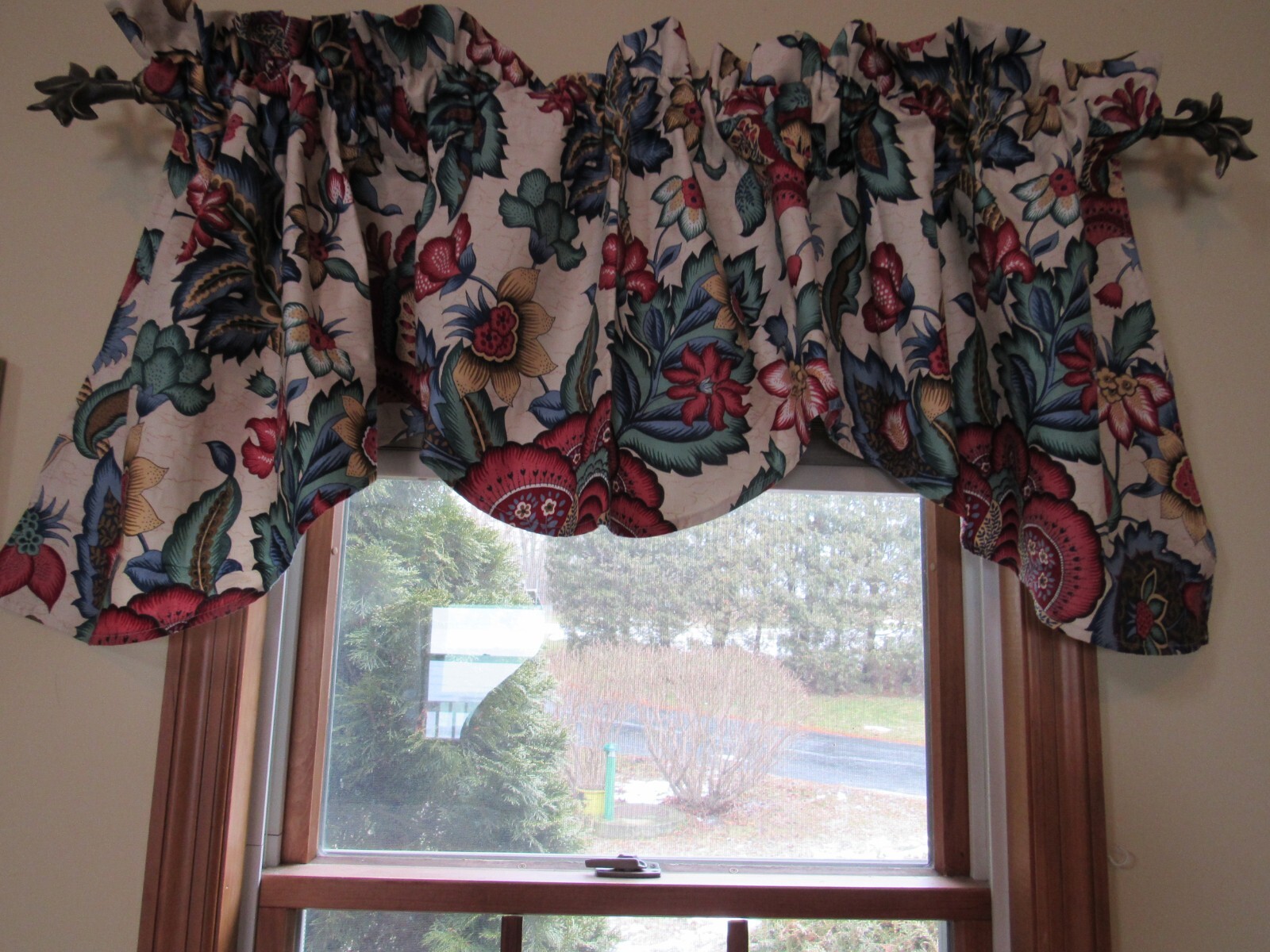 WAVERLY BIG BRIGHT FLOWERS LINED VALANCE 74
