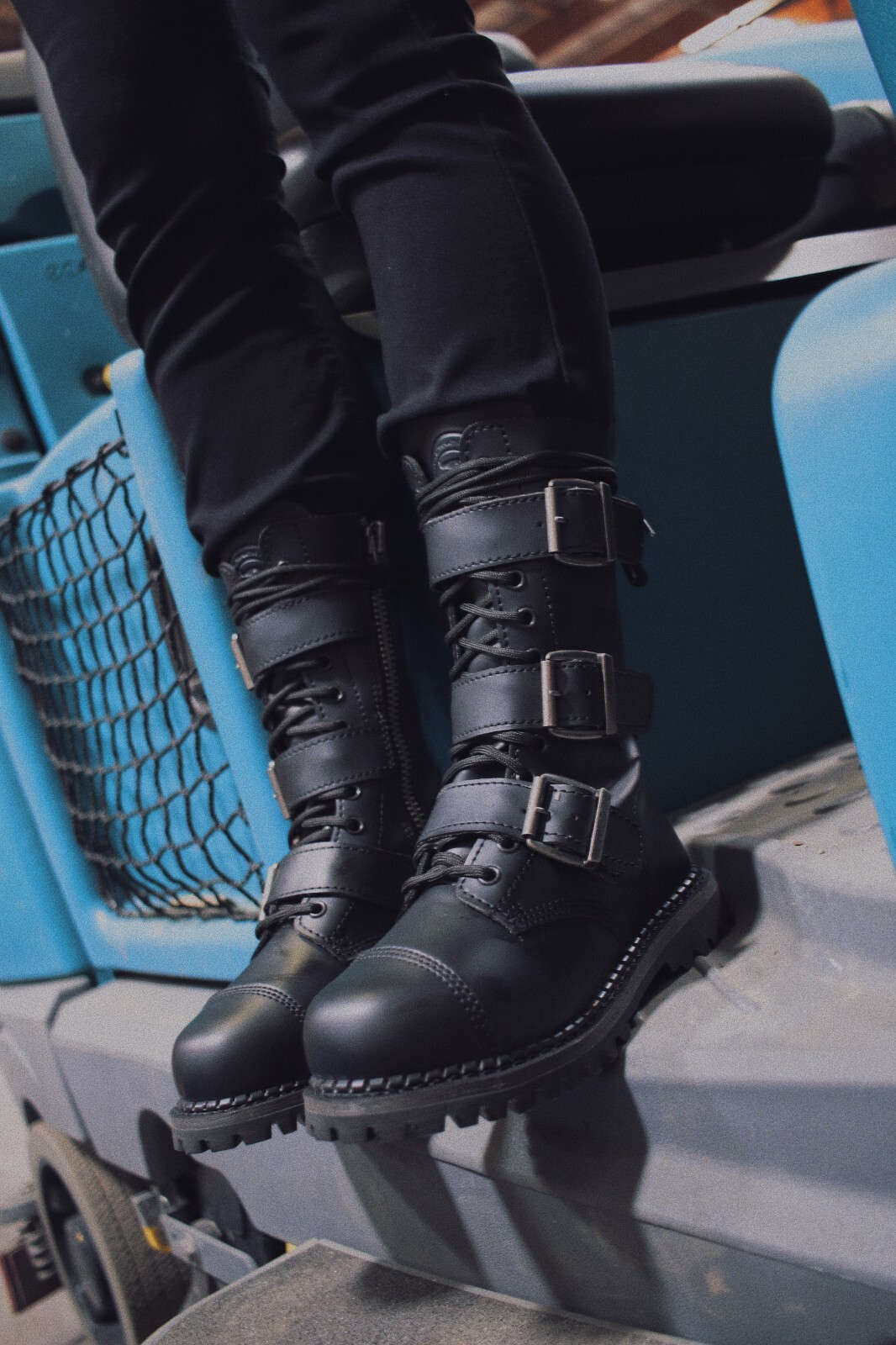 12 eyelet boot zippers
