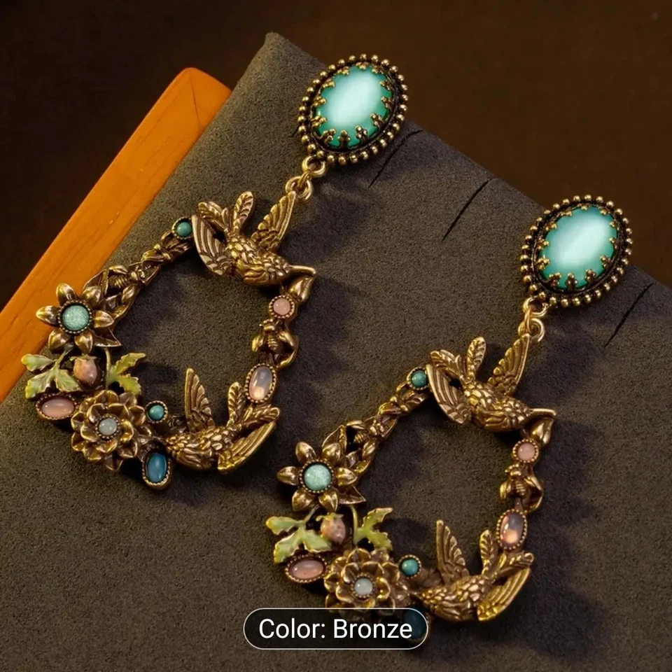 Lindos brincos pendurados estilo folclórico floral e motivo de pássaro folheados a ouro 24k, esmalte - Imagem 2 de 3