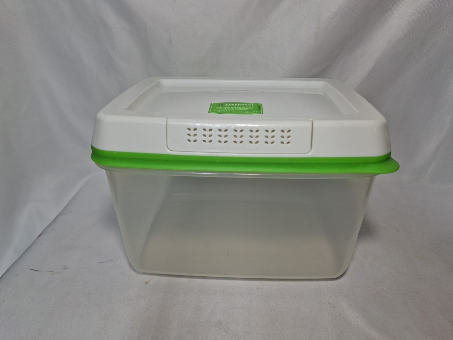 Rubbermaid FreshWorks Produce Saver Fresh Vent Large 17.3 Cups 4.1 L