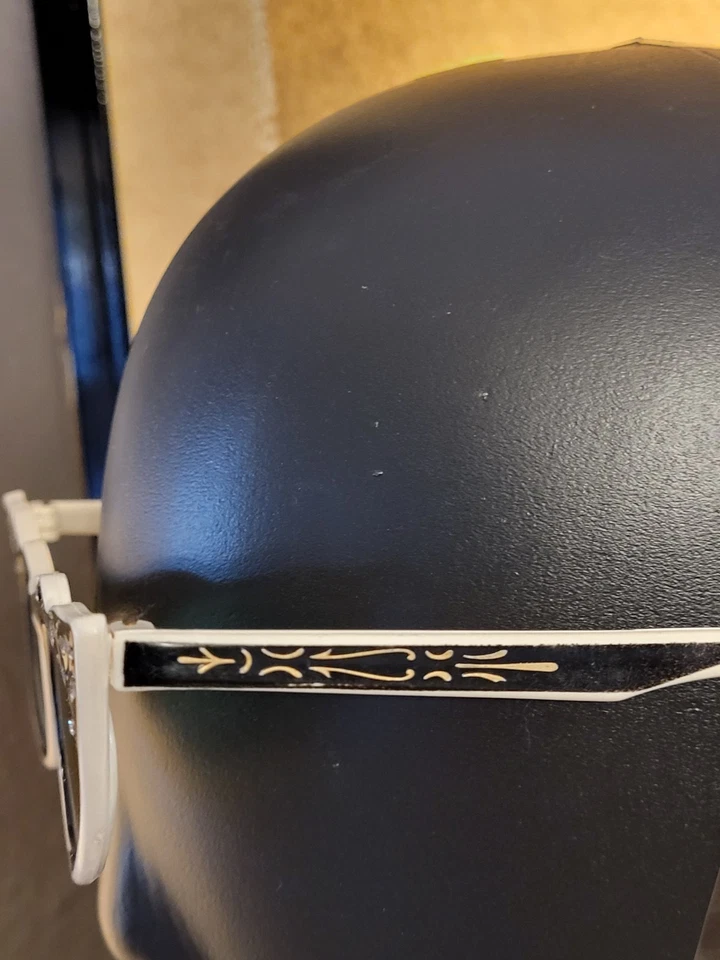 Gafas de sol ojo de gato de los años 50 de plástico crema con detalles negros pedrería verde... Foto 4 de 4