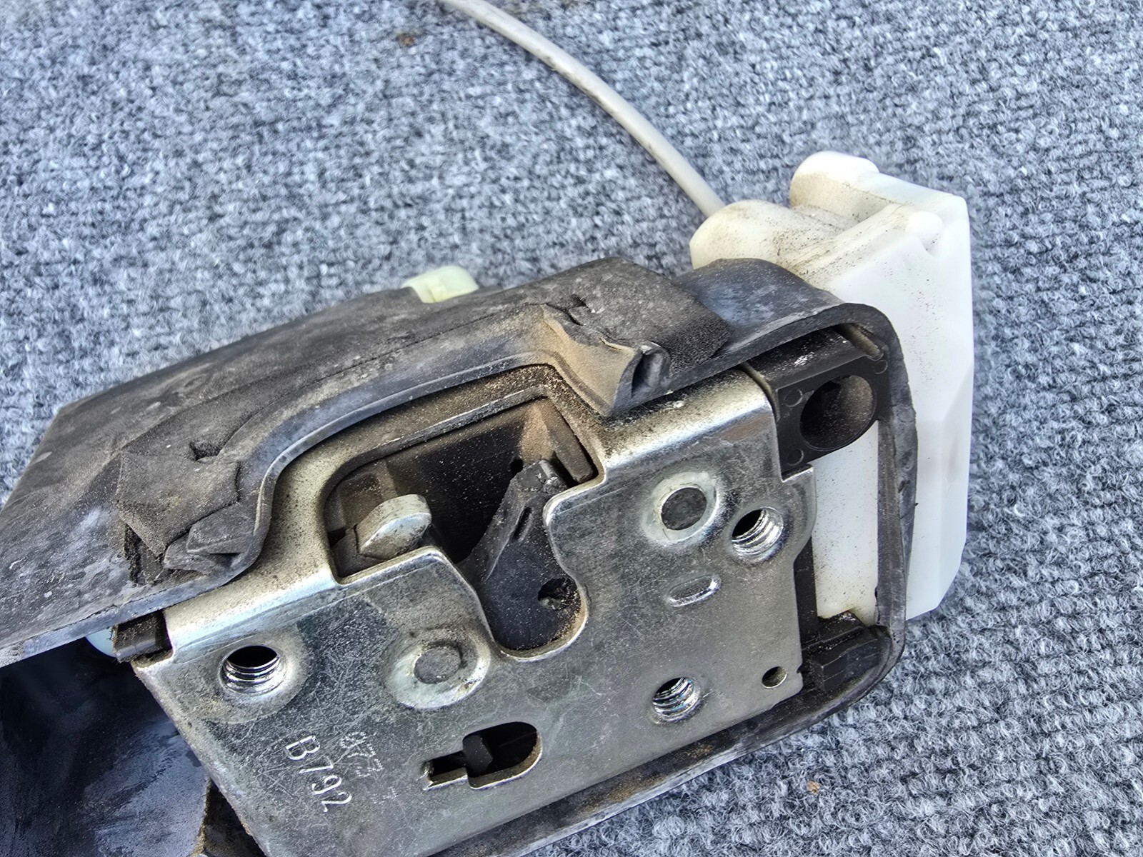 RIGHT FRONT DOOR LOCK LATCH ASSEMBLY OEM 119K 08-19 MASERATI GRANTURISMO