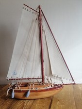 Modello barca vintage in legno, vele in cotone, corde in macrame'.
