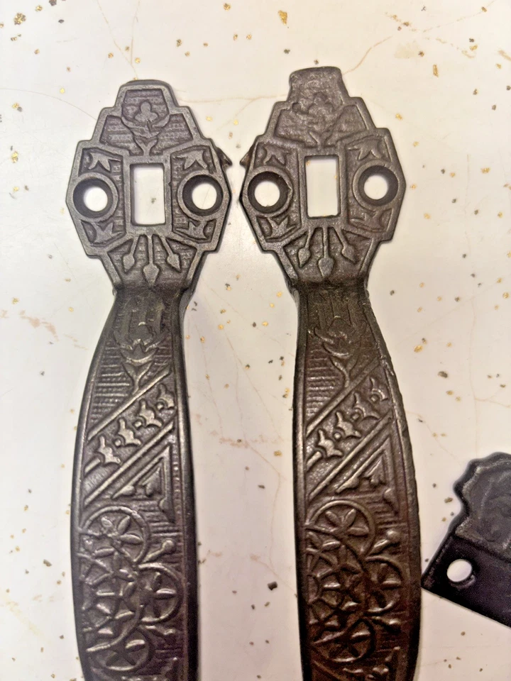 Conjunto antigo restaurado de trava/maçaneta de porta estilo Eastlake - Imagem 2 de 4