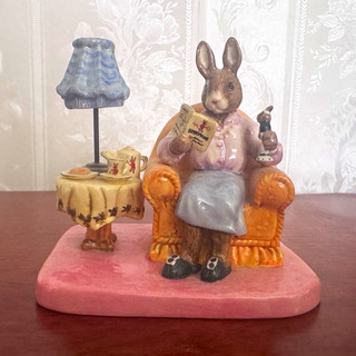 Royal Doulton Bunnykins Mrs Collector Bunnykind Rabbit Ceramic Figurine DB335