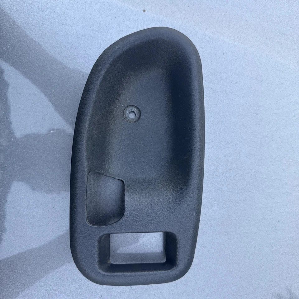 98-04 Chevrolet S-10 Blazer Sonoma Pasajero Derecho Interior Manija Puerta Borde Bisel Foto 2 de 4