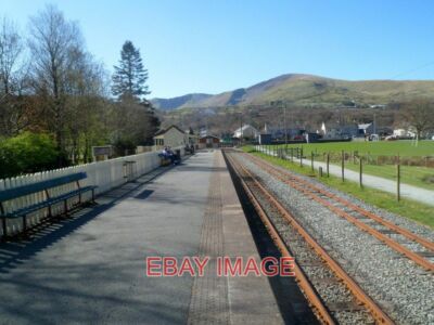 FOTO LLANBERIS BAHNSTEIG LLANBERIS SEEBAHN MIT BLICK AUF DEN BUF