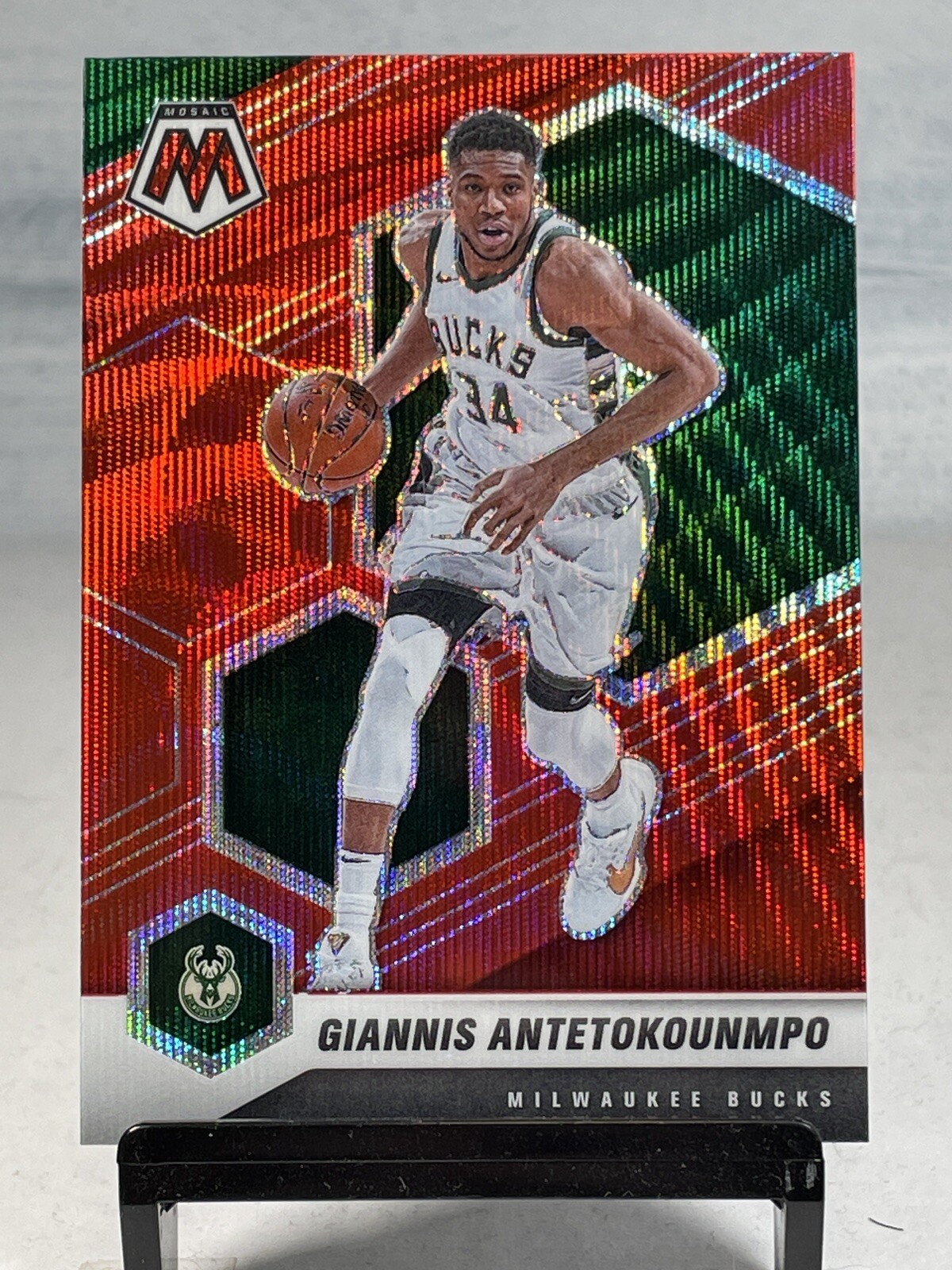 2020-21 Panini Mosaic Giannis Antetokounmpo #80 Red Wave Milwaukee Bucks