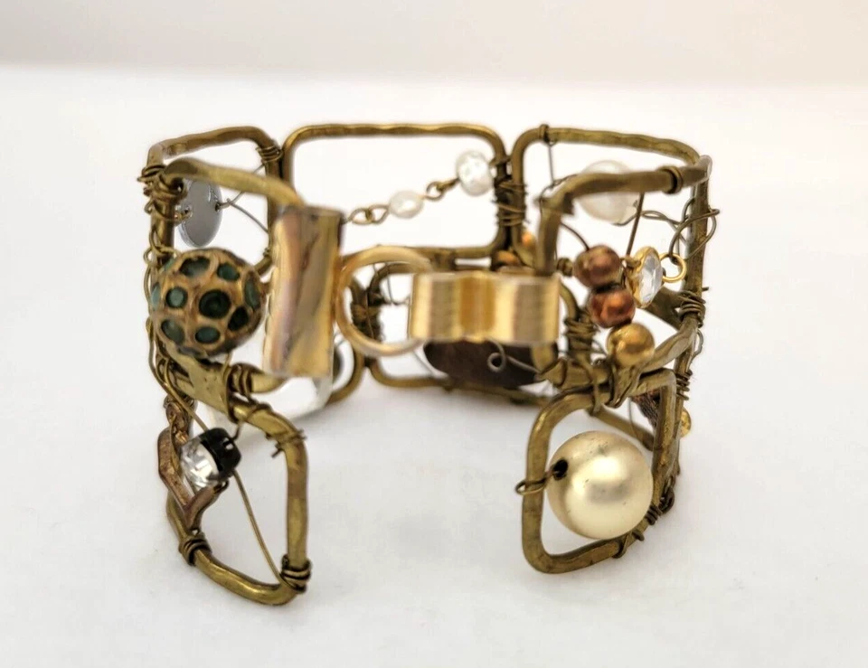 Brazalete artesanal de diamantes de imitación de perlas de agua dulce de cuarzo con suspensión de alambre de latón Foto 4 de 4