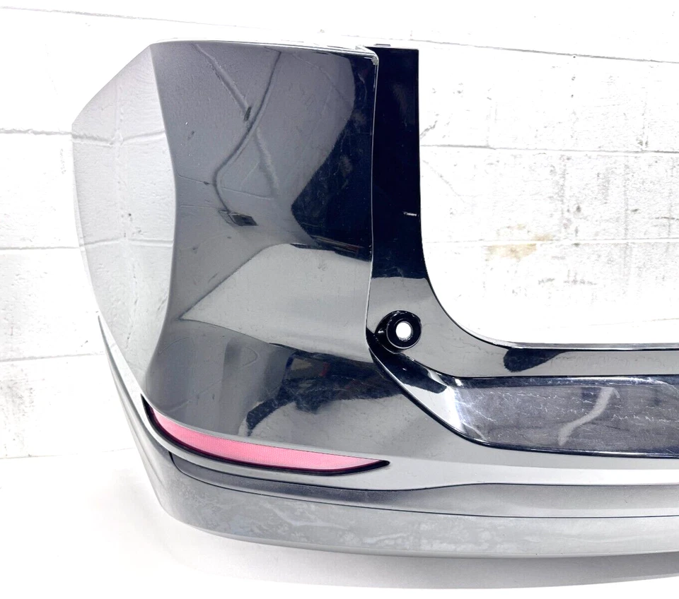 Cubierta de parachoques trasero Chevrolet Equinox LT 2018-2021 con cenefa inferior negra OEM Foto 4 de 4