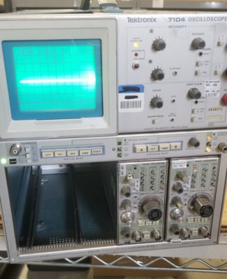 Tektronix 7104 1 GHz Analog Oscilloscope BRIGHT CRT! Tested Ok! Fast ...