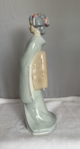 Bellissima statuina geisha in porcellana alta 9 pollici con ombrello - Foto 2 di 18