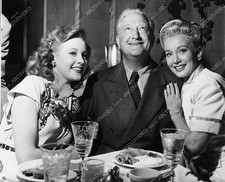 7541-15 great candid Anne Jeffreys Francis X Bushman Carole Landis at lunch 7541