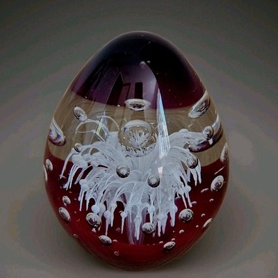 Kunstglas Briefbeschwerer weiß Wasserfall roter Boden Kontrollblasen #2389