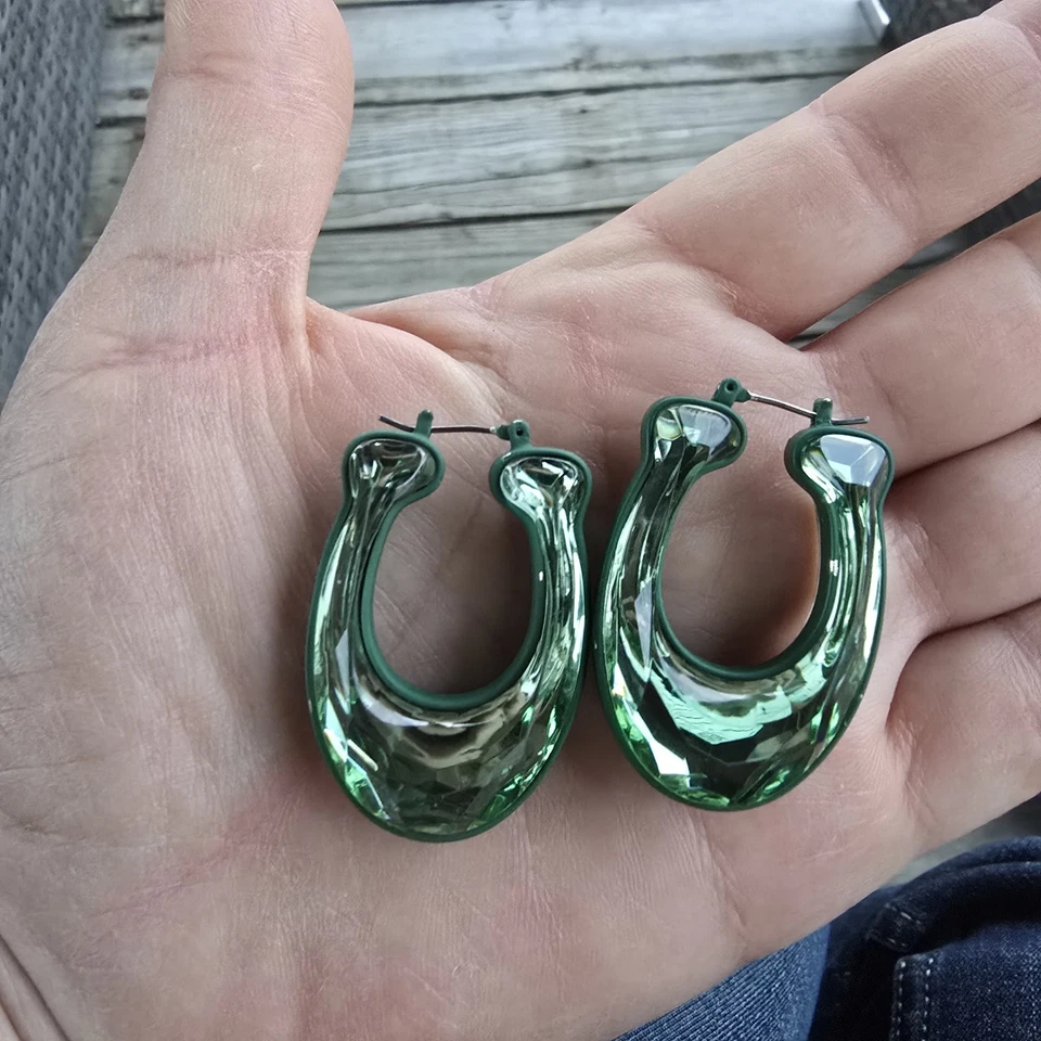 Pendientes de aro Coach Signature Logo C Huggie verde cristal  Foto 2 de 4