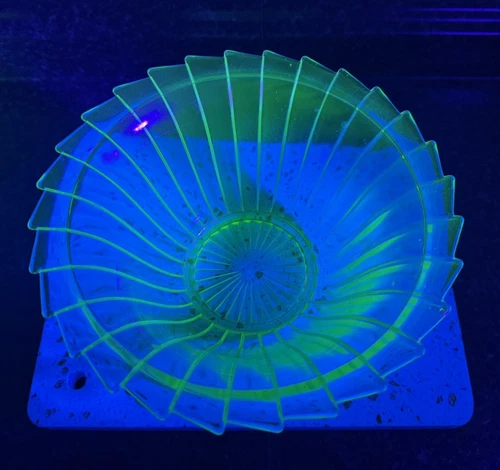 Jeanette Sierra Pinwheel  Green 8-1/2" Uranium Bowl. EXCELLENT CONDITION, GLOWS!