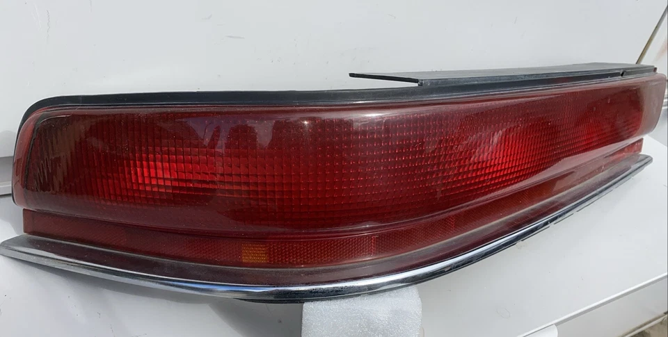 Lanterna traseira 1991-1993 Buick Roadmaster Sedan lado esquerdo do motorista 16514015 91-93 fabricante de equipamento original - Imagem 2 de 4