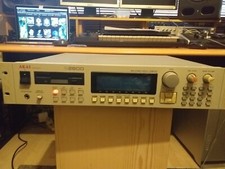 Akai S2800. Sampler