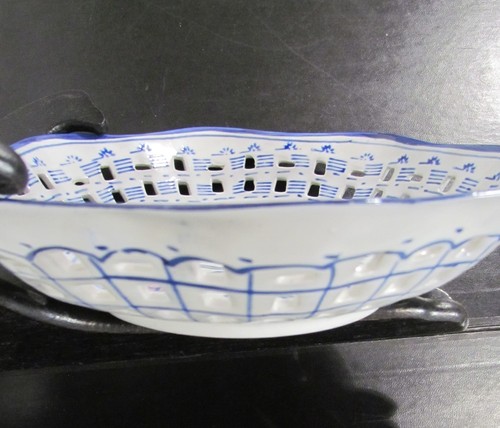 Vintage Handmade Porcelain Oriental Floral Hand Painted Blue and White Bowl - Picture 4 of 9
