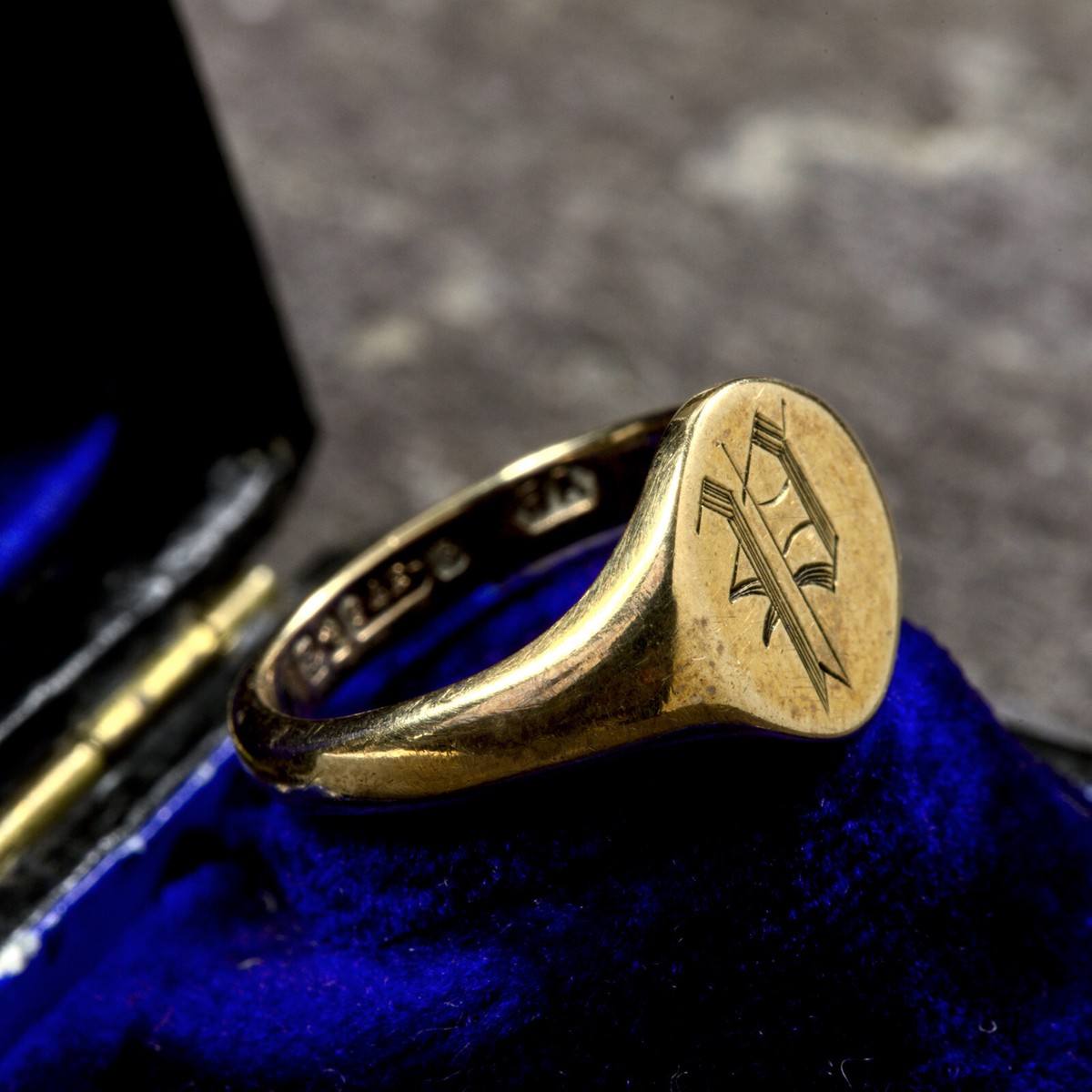 SUPERB QUALITY VINTAGE ENGLISH 9K GOLD SIGNET RING PINKY SUPERB QUALITY VINTAGE ENGLISH 9K GOLD SIGNET RING PINKY