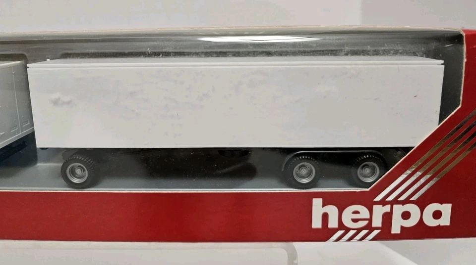 Herpa HO Mercedes 23' Refrigerator Box truck with 40' Reefer Trailer - Image 3 of 3